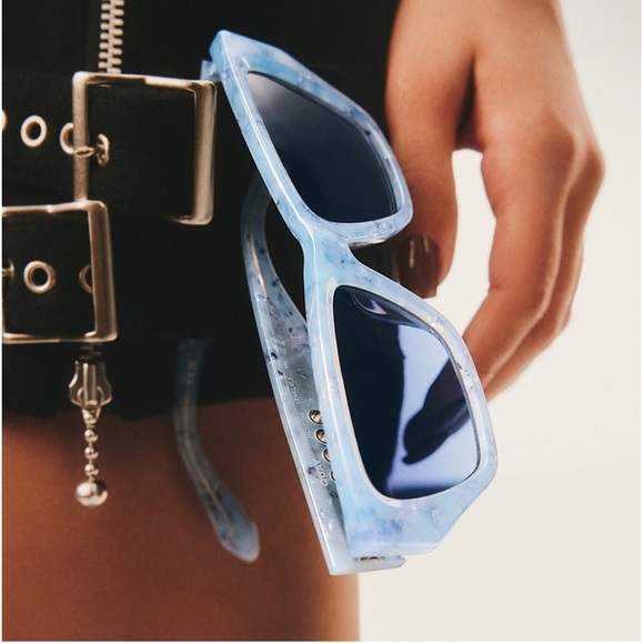 Quay Australia NoApologies Arctic Tort Frame/Blue Grad. Lens  display picture 2